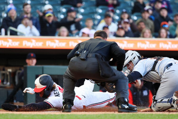Twins score 6 runs in first, hold off Tigers